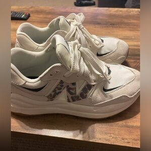 57/40 women’s new balance. Worn once!